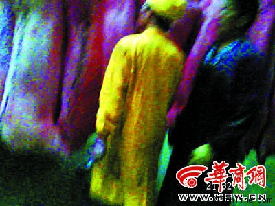 渭南生秦肉類(lèi)加工有限公司員工給肉品蓋檢疫章 渭南生秦肉類(lèi)加工有限公司員工給肉品蓋檢疫章