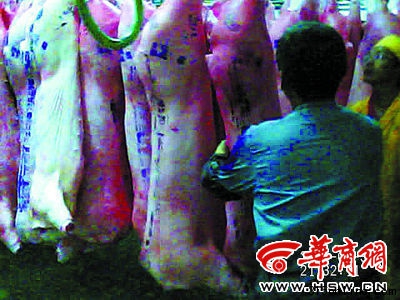 渭南生秦肉類(lèi)加工有限公司員工搬運(yùn)肉品 渭南生秦肉類(lèi)加工有限公司員工搬運(yùn)肉品