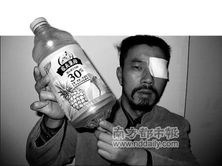 顧客按提示喝前搖一搖農(nóng)夫果園瓶蓋飛出炸傷眼