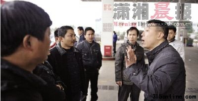 昨日,萬(wàn)家麗北路一加油站內(nèi), 加油站負(fù)責(zé)人(右)在和的哥們進(jìn)行溝通。 圖/記者秦樓