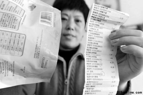 高女士出示在家樂福購(gòu)物的小票 高女士出示在家樂福購(gòu)物的小票