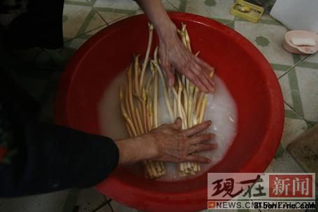 上圖為在市場(chǎng)購買的黃斑藕帶,經(jīng)過漂白處理后就變?yōu)橄聢D的“美白”藕帶。