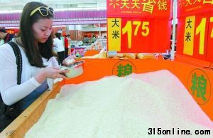 5月2日,沃爾瑪超市一顧客在選購大米。目前,超市所售大米的標(biāo)簽上很少注明添加物。 5月2日,沃爾瑪超市一顧客在選購大米。目前,超市所售大米的標(biāo)簽上很少注明添加物。