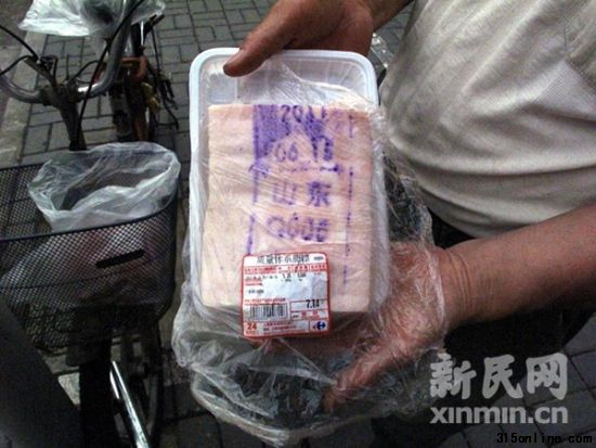 上海愛(ài)森豬肉不知何故竟蓋山東檢疫章。新民晚報(bào)·新民網(wǎng)記者 陳浩 攝 上海愛(ài)森豬肉不知何故竟蓋山東檢疫章。新民晚報(bào)·新民網(wǎng)記者 陳浩 攝