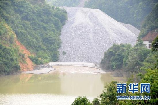 位于大余縣的章源鎢業(yè)石雷鎢礦區(qū)選礦場臨河而建,河道上廢渣堆積如山,堵塞嚴重(7月9日攝)。新華社記者 李興文