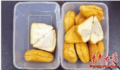 在8月8日泰國至長沙的航班上,旅客吃過后有不良反應(yīng)的面包,面包盒上有多個標簽,而且面包中的夾心部分看上去很不新鮮。傅聰 攝 在8月8日泰國至長沙的航班上,旅客吃過后有不良反應(yīng)的面包,面包盒上有多個標簽,而且面包中的夾心部分看上去很不新鮮。傅聰 攝