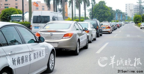 8月7日中午,業主駕車列隊抗議小區出行道路被封 羊城晚報記者 姚思東 攝 8月7日中午,業主駕車列隊抗議小區出行道路被封 羊城晚報記者 姚思東 攝