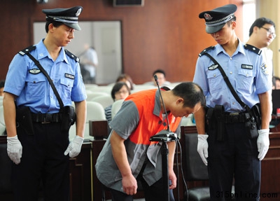 8月30日,張繼存過失致人死亡案在北京市豐臺區法院開庭。涉嫌制售亞硝酸鹽毒雞的張繼存向原告鞠躬賠罪。蒲東峰/CFP 8月30日,張繼存過失致人死亡案在北京市豐臺區法院開庭。涉嫌制售亞硝酸鹽毒雞的張繼存向原告鞠躬賠罪。蒲東峰/CFP