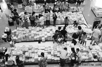開(kāi)學(xué)在即,不少學(xué)生和家長(zhǎng)前往書(shū)店選購(gòu)教輔圖書(shū)。朱引煒/CFP 開(kāi)學(xué)在即,不少學(xué)生和家長(zhǎng)前往書(shū)店選購(gòu)教輔圖書(shū)。朱引煒/CFP