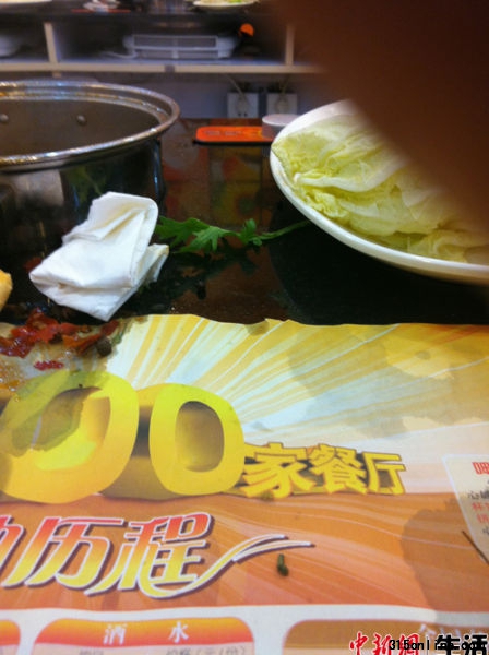在北京海淀圣熙8號(hào)呷哺呷哺連鎖餐飲店里,消費(fèi)者吃出了活青蟲。(圖為食客手機(jī)拍照)
