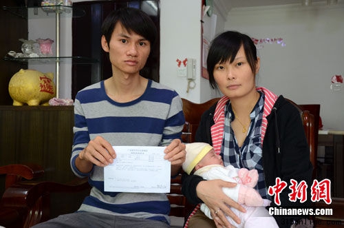 孩子的父母擔心孩子身體將來會受影響。李凌 攝
