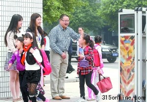 校長(zhǎng)三年堅(jiān)持校門(mén)迎學(xué)生有人質(zhì)疑作秀有人贊