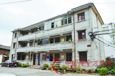 政府辦公樓40年未改擴(kuò)建投億元建樓供學(xué)生上課