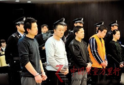 “黑心烤鴨”制銷團隊受審。本報記者 范繼文 攝