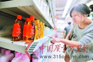 廣州某超市里銷售的強生嬰兒柔潤洗發(fā)精200毫升裝,該產(chǎn)品含有會釋放甲醛的季銨鹽-15成分。