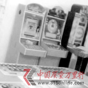 在記者暗訪的賭博機(jī)倉(cāng)庫(kù)內(nèi),擺放著各樣的賭博機(jī)。 在記者暗訪的賭博機(jī)倉(cāng)庫(kù)內(nèi),擺放著各樣的賭博機(jī)。