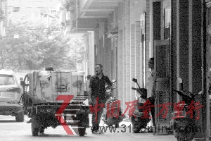 11月1日,一輛三輪摩托車將一臺(tái)賭博機(jī)外殼運(yùn)送到蔡三新村的一家加工倉(cāng)庫(kù)。 11月1日,一輛三輪摩托車將一臺(tái)賭博機(jī)外殼運(yùn)送到蔡三新村的一家加工倉(cāng)庫(kù)。