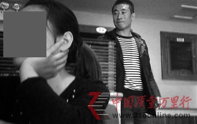 10月29日,蘇州街一家咖啡廳,中介人員忙活見面會。 10月29日,蘇州街一家咖啡廳,中介人員忙活見面會。