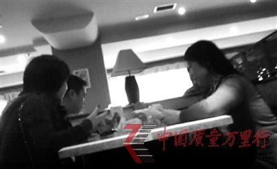 中介人員正在與一桌客戶交談,幫助選取中意的卵源。 中介人員正在與一桌客戶交談,幫助選取中意的卵源。