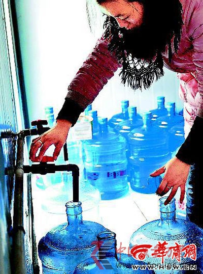 昨日上午,在“臨潼雨金供水工程”院內,純凈水生產廠房里一名工人通過水龍頭接水,她說,這純凈水通過了三道過濾。本報記者 趙雄韜/攝 昨日上午,在“臨潼雨金供水工程”院內,純凈水生產廠房里一名工人通過水龍頭接水,她說,這純凈水通過了三道過濾。本報記者 趙雄韜/攝