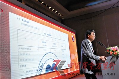 昨日,百勝中國(guó)事業(yè)部主席蘇敬軾在北京就子公司肯德基被曝“冰塊比馬桶水臟”做出回應(yīng),稱(chēng)按國(guó)家標(biāo)準(zhǔn),菌落總數(shù)是指示性的,用作參考。新京報(bào)記者 侯少卿 攝