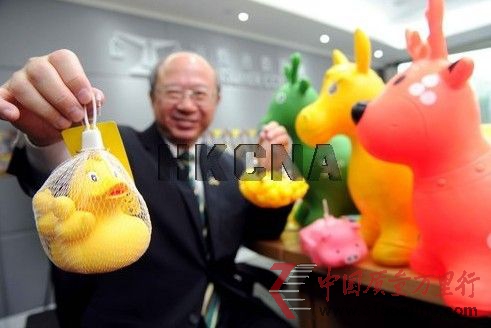 香港消委會11月14日在記者會上表示,在測試市面27款玩具或兒童產(chǎn)品,近半有潛在窒息危險,當(dāng)中7款玩具驗(yàn)出塑化劑超出歐美安全標(biāo)準(zhǔn)。來源:香港中通社
